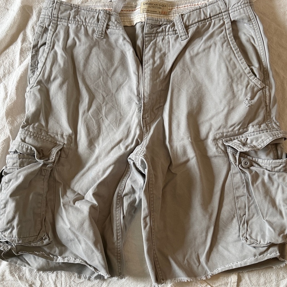 American Eagle Outfitters Light Gray Cargo Shorts size 32.